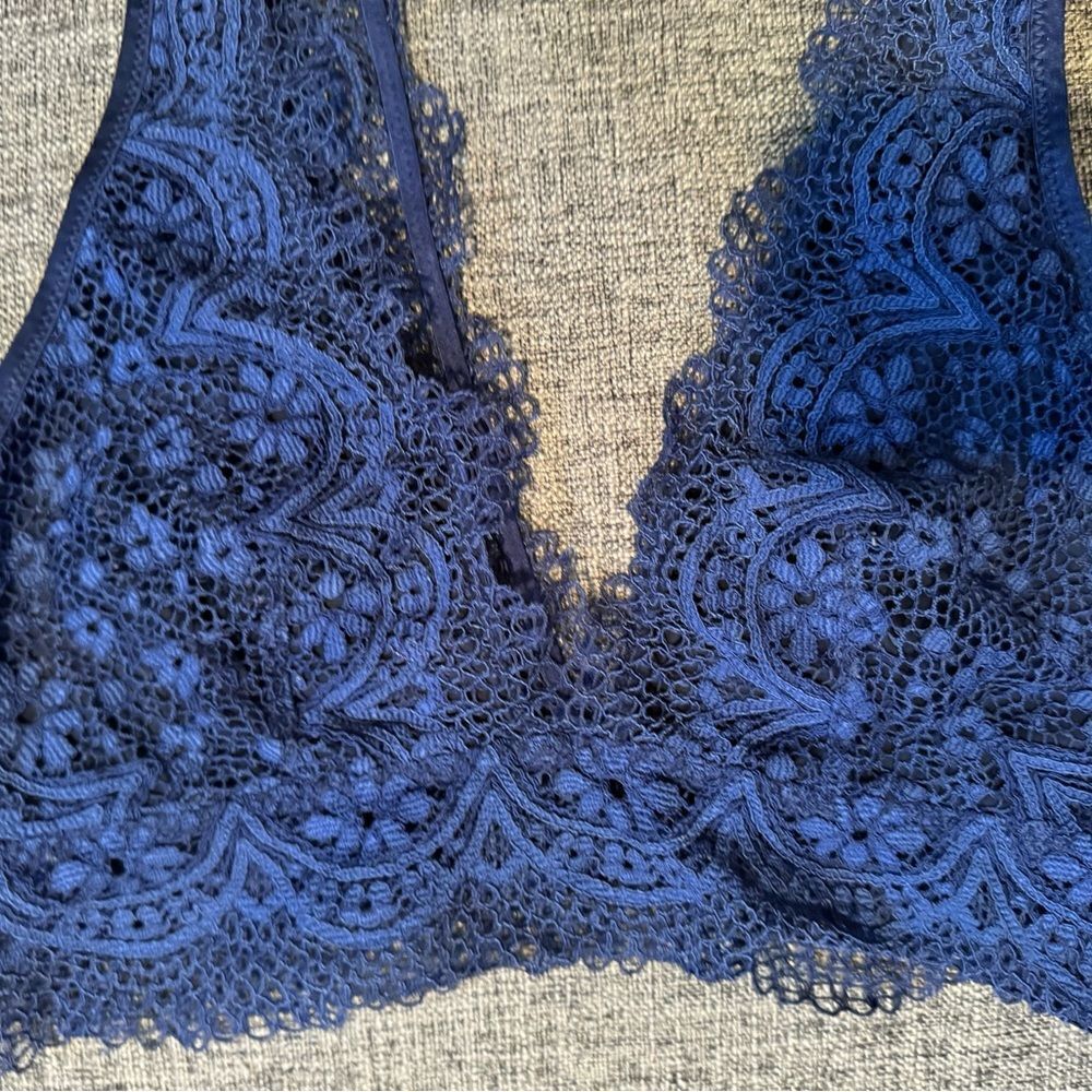 Two Victorias‎ Secret Lace Bras: Red and Blue size S - Picture 7 of 8